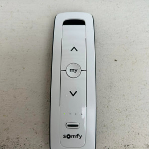 Pose de volets roulants solaires avec moustiquaires intégrées et commande groupée SOMFY à Belleville-en-Beaujolais