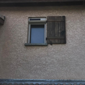 Installation de 10 volets roulants solaires SOMFY RS100 IO à Saint-Trivier-sur-Moignans (01)