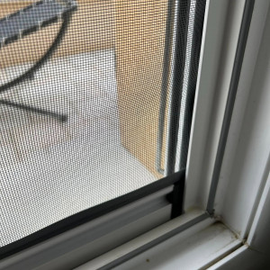 Pose de 6 volets roulants solaires SOMFY avec commande groupée et moustiquaires à Belleville-en-Beaujolais