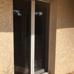 Pose de moustiquaires plissées à ouverture latérale – Belleville-en-Beaujolais